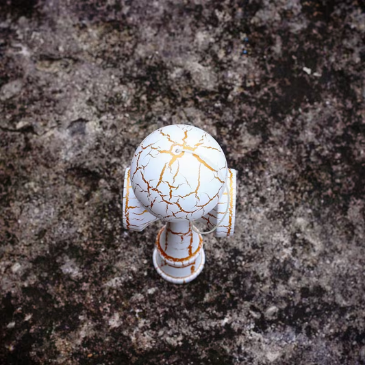 Kendama Profesională Cracked Platinum – Disponibilă în 3 culori; dezvoltă coordonarea, concentrarea și abilitățile motrice